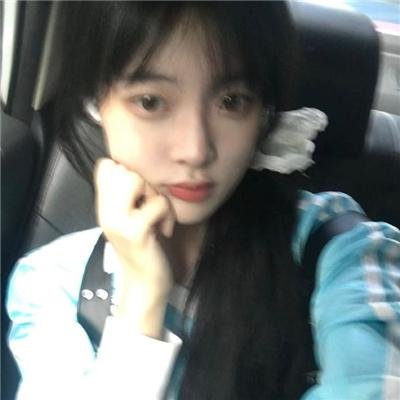 穿黄睡衣的女孩